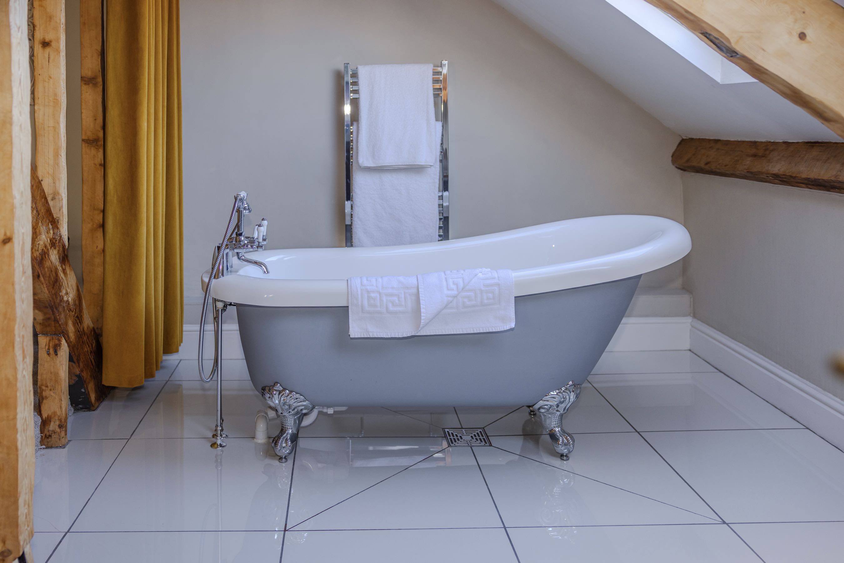 Luxury Dine & Stay at The Lion & Swan with Pecks