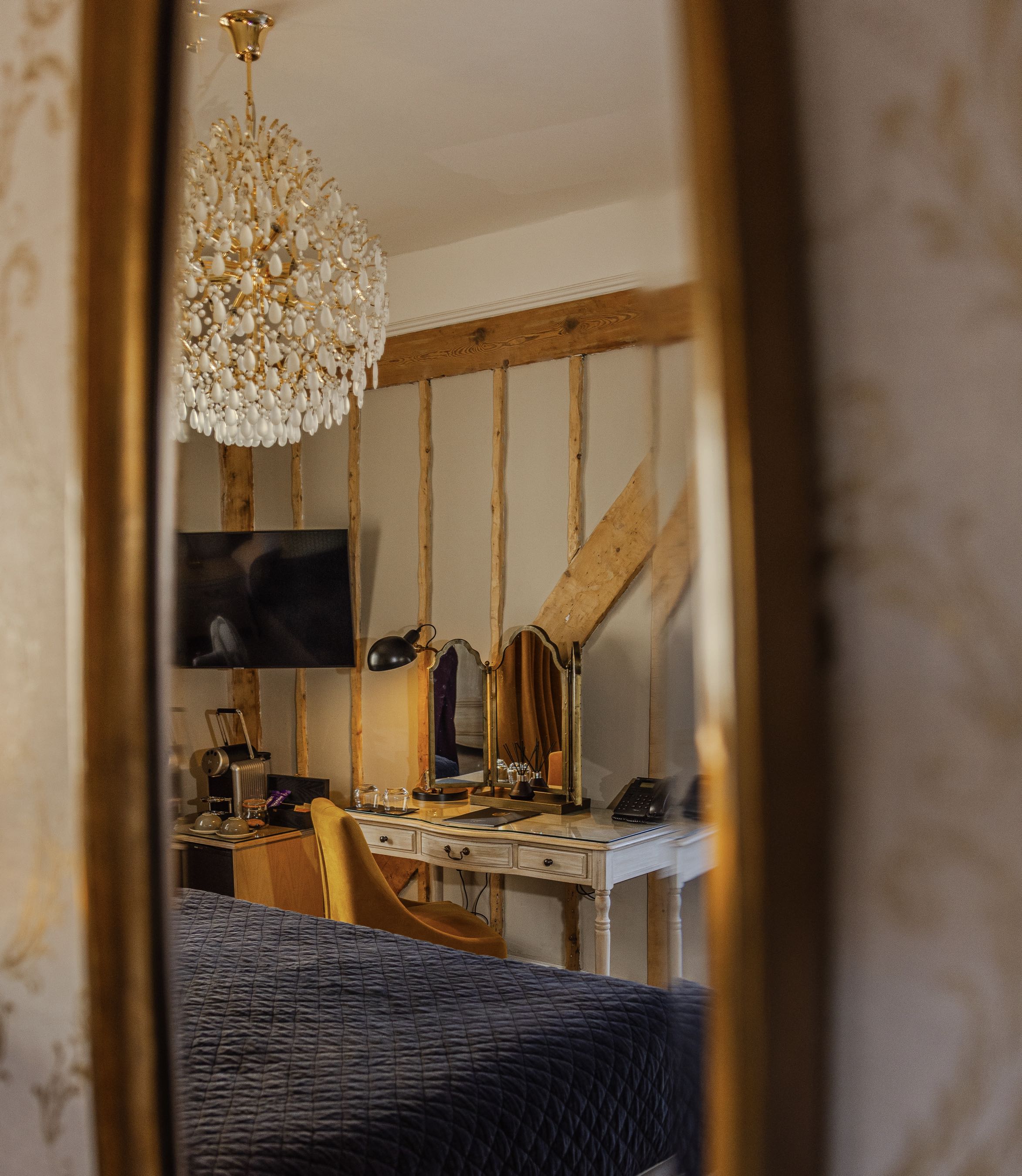 Luxury Dine & Stay at The Lion & Swan with Pecks
