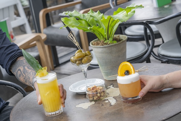 Boozy bottomless drinks for two