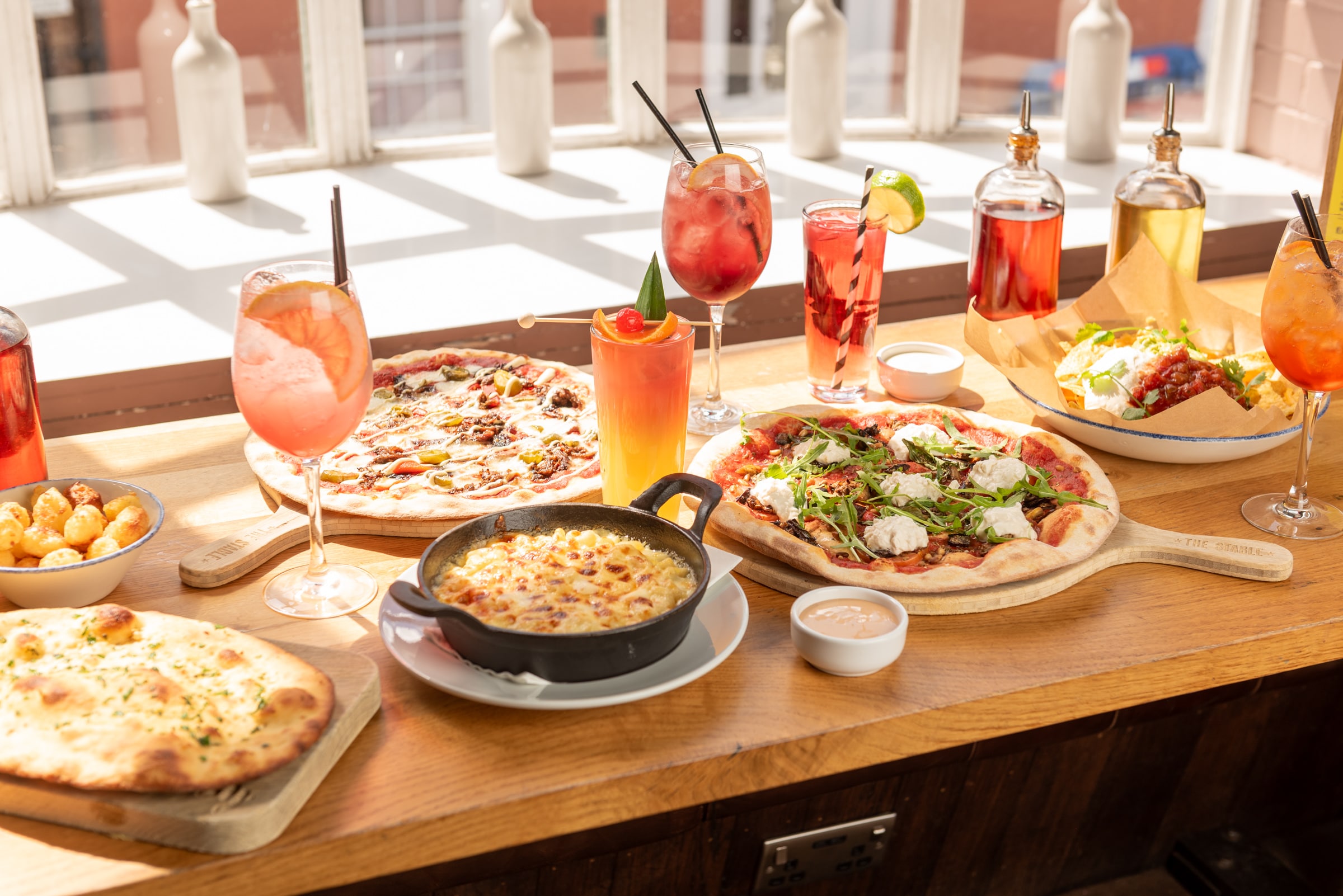 BOTTOMLESS BRUNCH WITH COCKTAILS